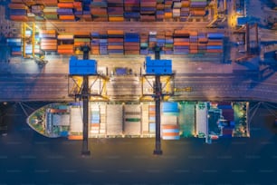 Vista superior aérea de los contenedores del barco en el puerto de embarque para la logística internacional de importación o exportación o el fondo del concepto de negocio de transporte.