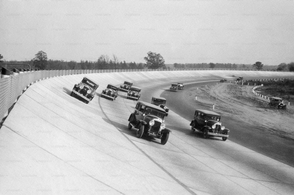 Un grupo de coches conduciendo por una pista de carreras