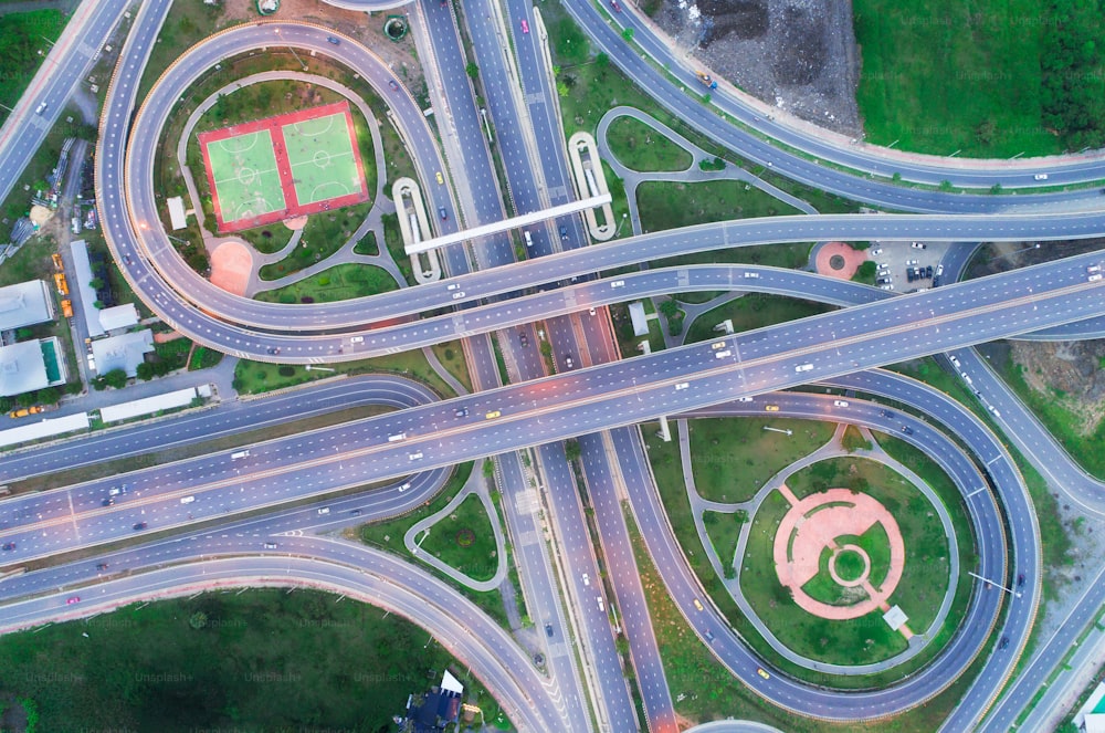Vue aérienne du réseau ou de l’intersection d’une route autoroutière pour le transport ou l’arrière-plan du concept de distribution.