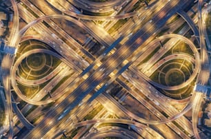 Vista aérea do cruzamento rodoviário da rodovia para transporte ou fundo de tráfego.