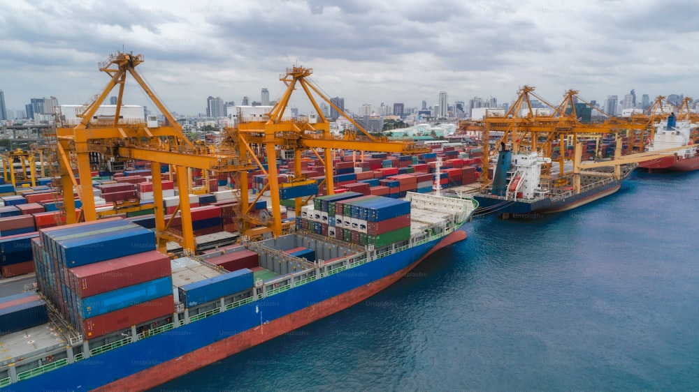 Nave portacontainer con vista aerea dal porto marittimo per l'importazione, l'esportazione o lo sfondo del concetto di trasporto.
