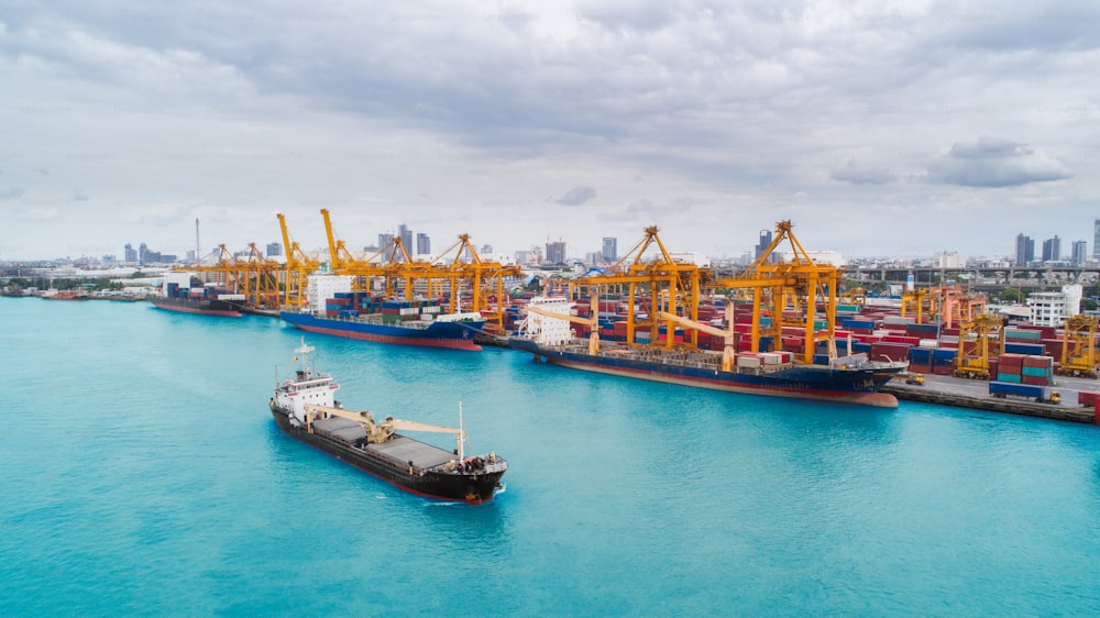 Porte-conteneurs vue aérienne du port maritime pour l’importation, l’exportation ou l’arrière-plan du concept de transport.
