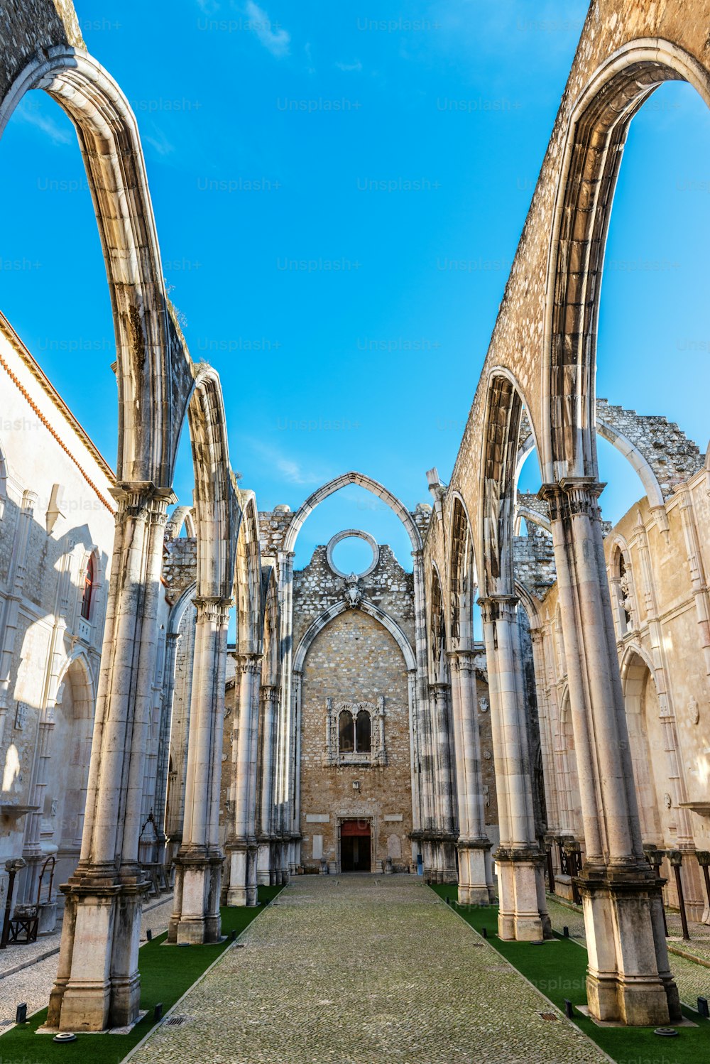 Ruines du couvent de Notre-Dame du Mont Carmel (Convento do Carmo) à Lisbonne par une matinée ensoleillée d’hiver.
