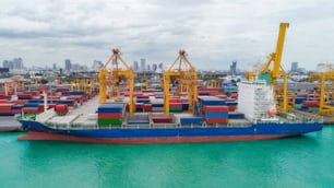 Buque portacontenedores desde el puerto marítimo para importación, exportación o trasfondo del concepto de transporte.