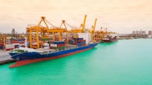 Contenedor de barco desde el puerto marítimo y el fondo del paisaje urbano para el concepto de importación, exportación o transporte.
