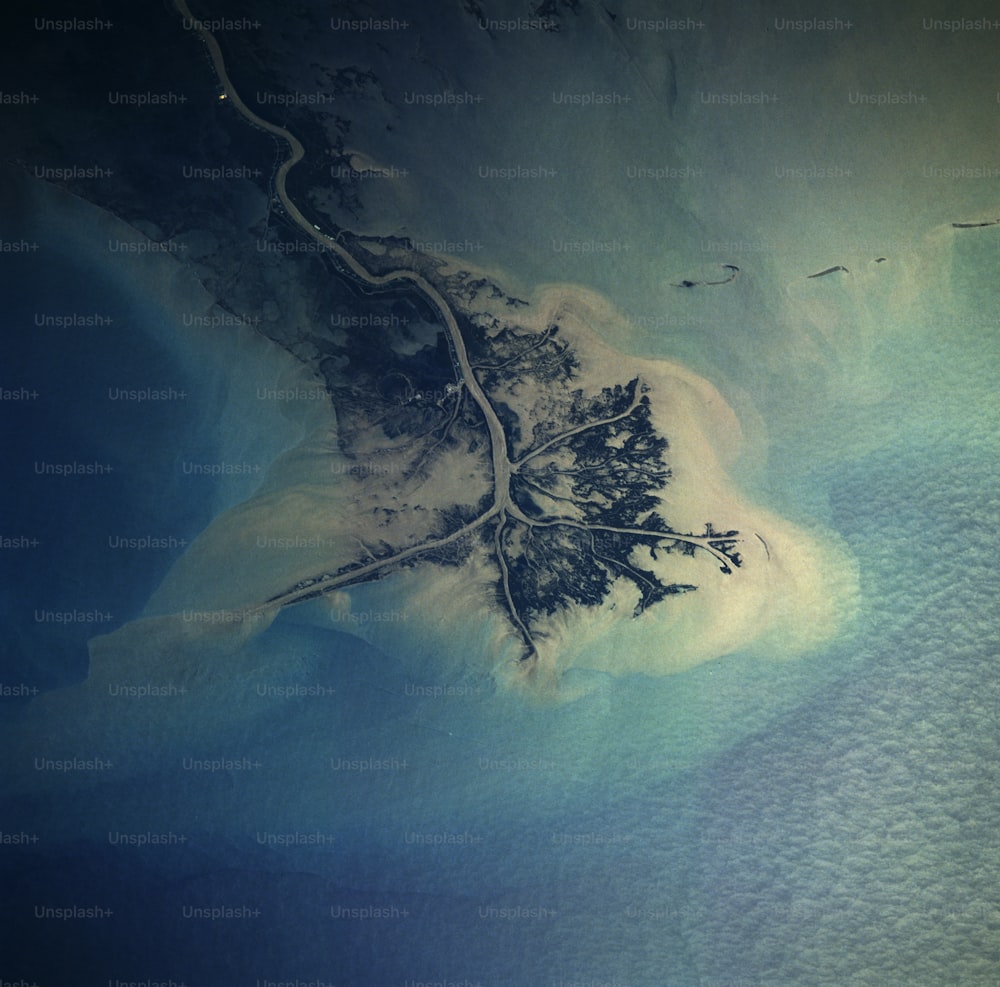 Eine Luftaufnahme einer Insel im Ozean