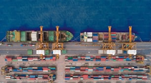 Porte-conteneurs vue aérienne du port maritime pour l’importation, l’exportation ou l’arrière-plan du concept de transport.