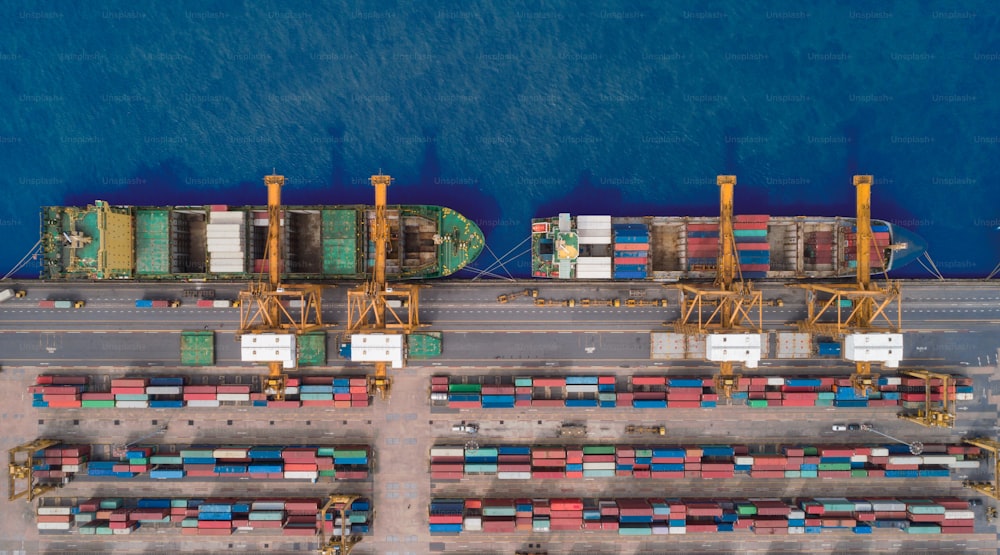 Vista aérea do navio porta-contêineres do porto marítimo para importação de exportação ou fundo do conceito de transporte.