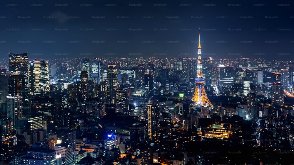Paisagem urbana de Tóquio à noite, Japão.