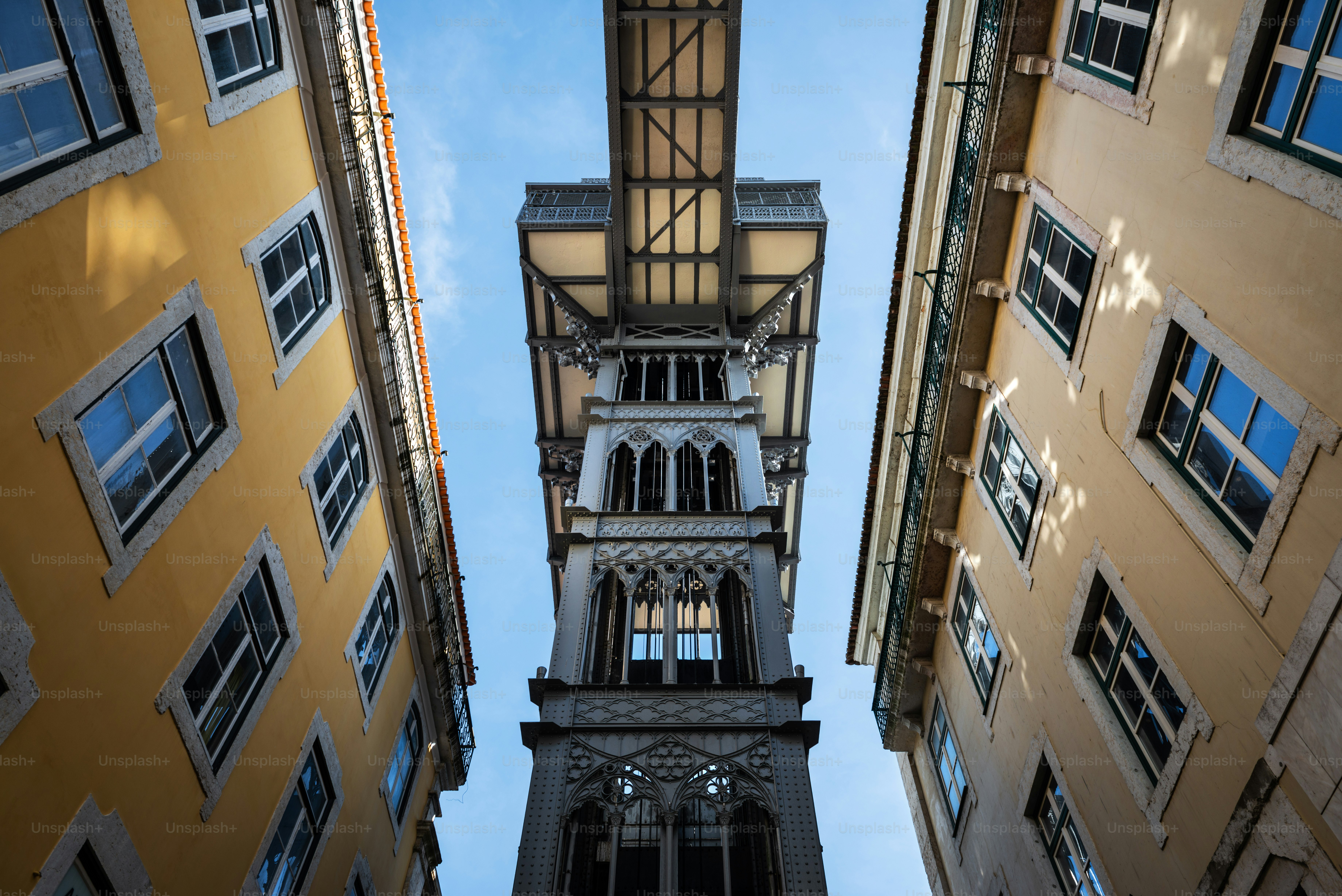 Elevador de Sant Justa (Santa Justa Lift) von einer schmalen Straße in Baixa, Lissabon.