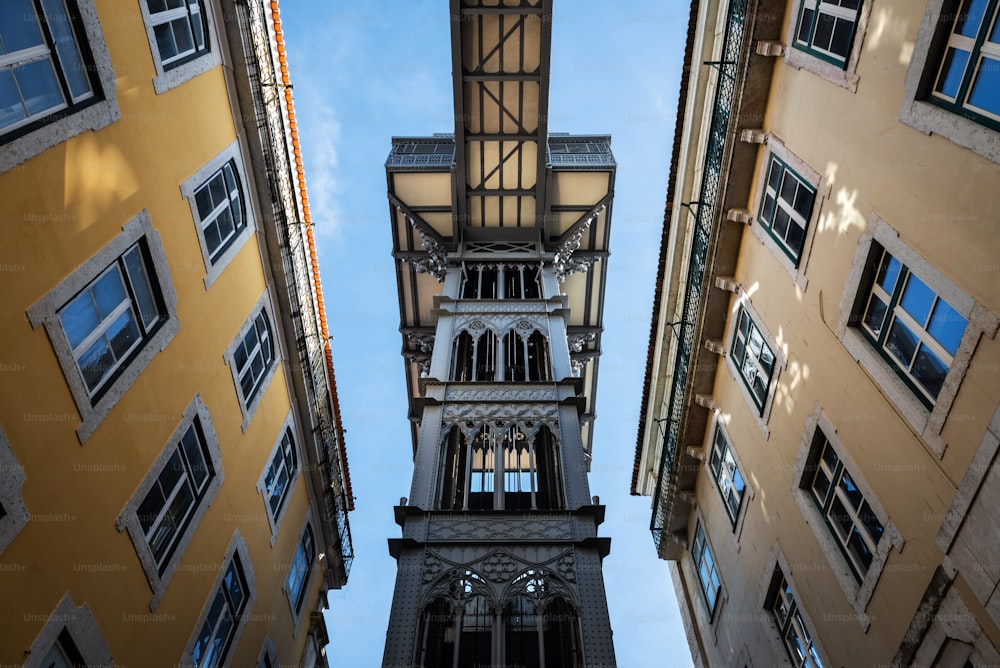 Elevador de Sant Justa (Santa Justa Lift) von einer schmalen Straße in Baixa, Lissabon.