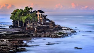 Templo de Tanah Lot na ilha de Bali Indonésia.