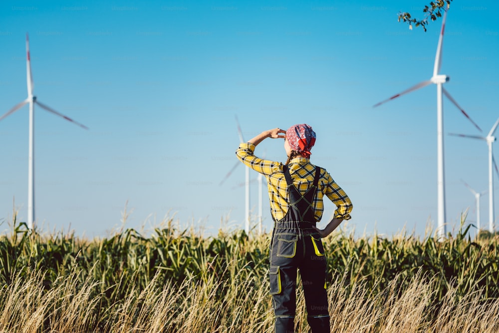 Una contadina ha investito non solo nella terra, ma anche nell'energia eolica guardando le turbine
