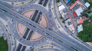 Vista aérea da estrada rodoviária ou círculo de interseção de rua de parada de 4 vias para o conceito de tráfego ou transporte.