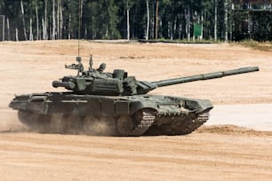 Militär- oder Armeepanzer zum Angriff bereit und bewegt sich über ein verlassenes Schlachtfeldgelände