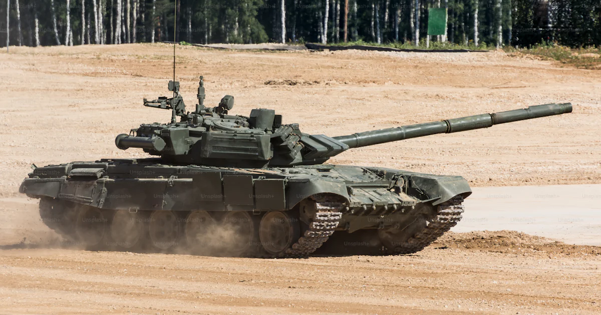 Tanque militar ou do exército pronto para atacar e se movendo sobre um ...