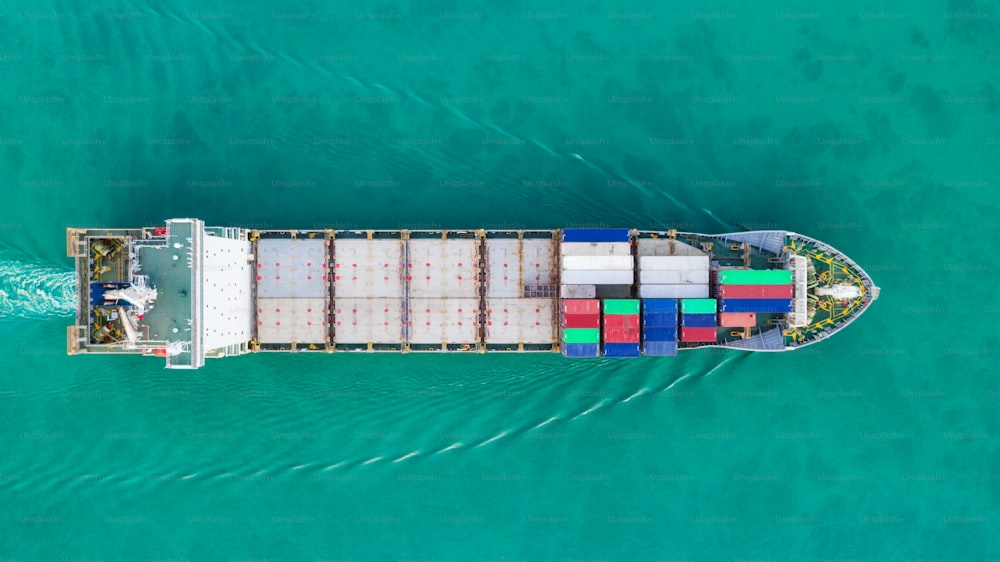 Buque portacontenedores de vista aérea para el envío de contenedores de entrega. Uso adecuado para el transporte o la exportación de importación al concepto de logística global.