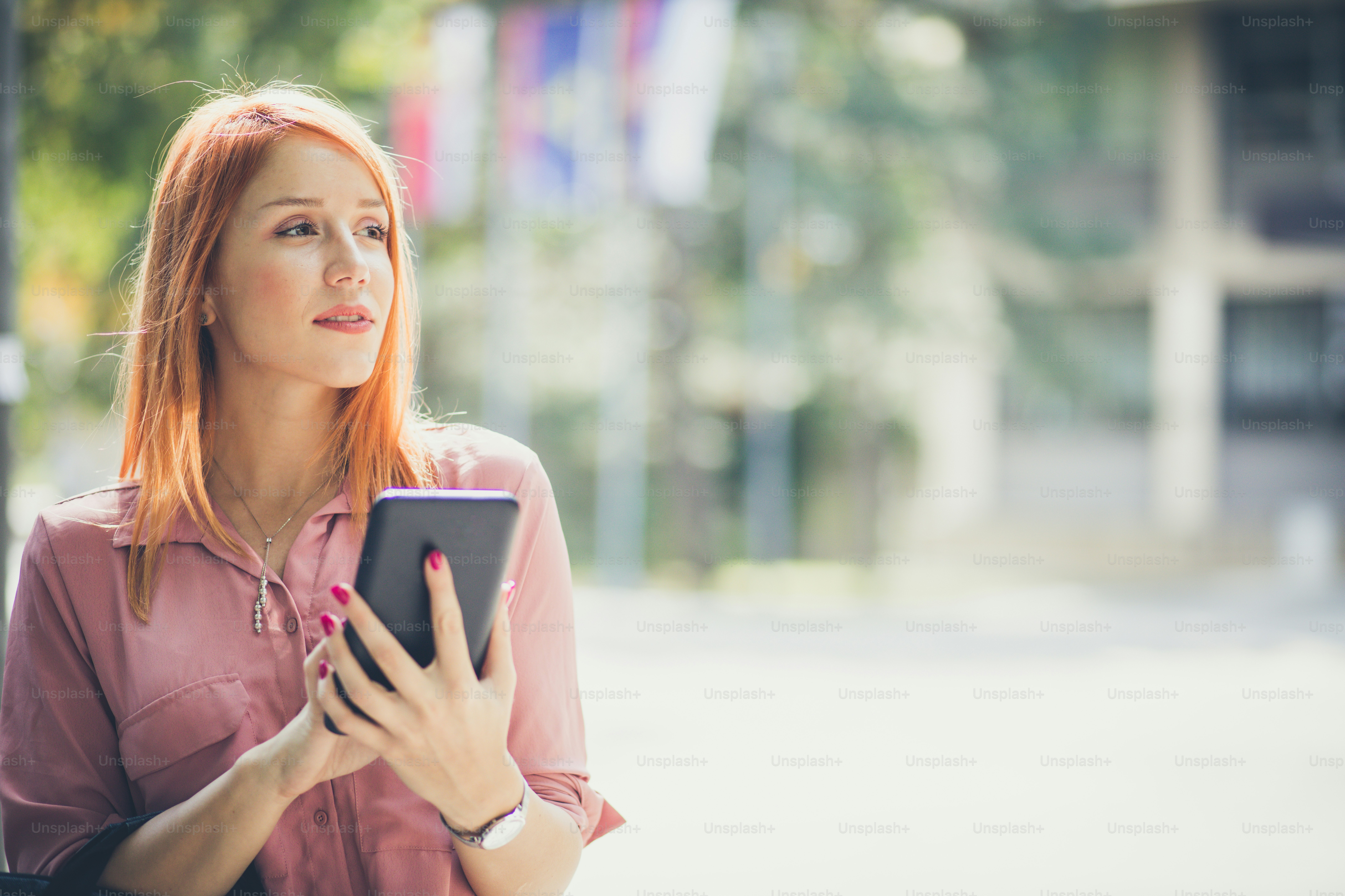Modische Frau auf der Straße mit digitaler Technologie.