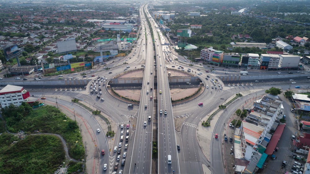 Tráfico de la carretera de la autopista o de la red circular de intersección de cuatro paradas. Se puede utilizar para el fondo del concepto de transporte.