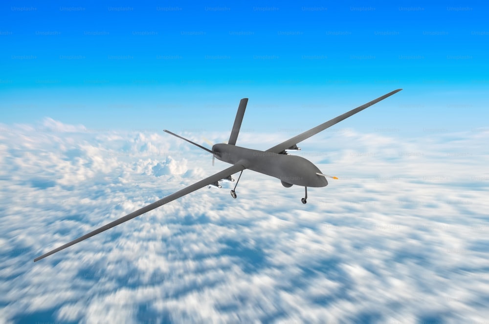 Dron militar no tripulado patrullando territorio aéreo a gran altitud