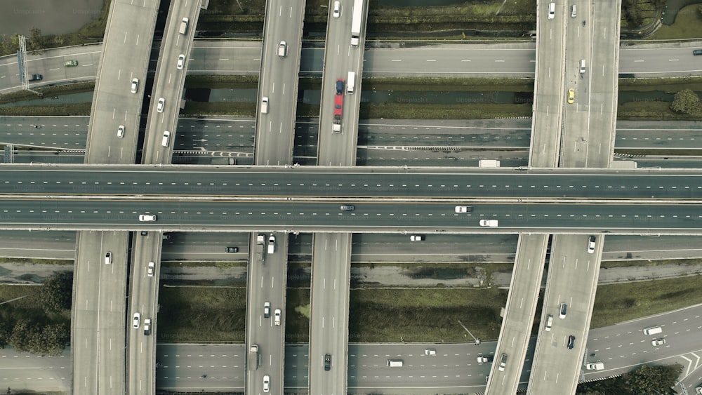Luftbild Autobahn-Straßennetz Kreuzung Verkehr. Kann für Importexport oder Transportkonzept verwendet werden.