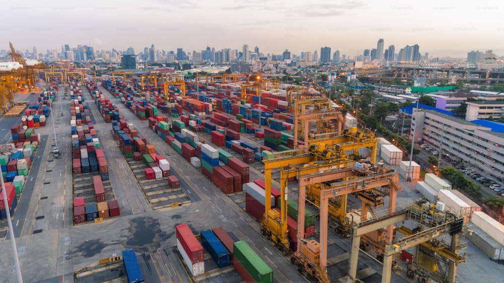 Containerlager vom Seehafen des Schiffscontainers mit Innenstadtbild Hintergrund. Kann für Import-Export, internationales Versandkonzept verwenden.
