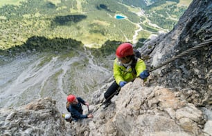 zwei junge attraktive Bergsteigerinnen in den Dolomiten Italiens mit toller Aussicht
