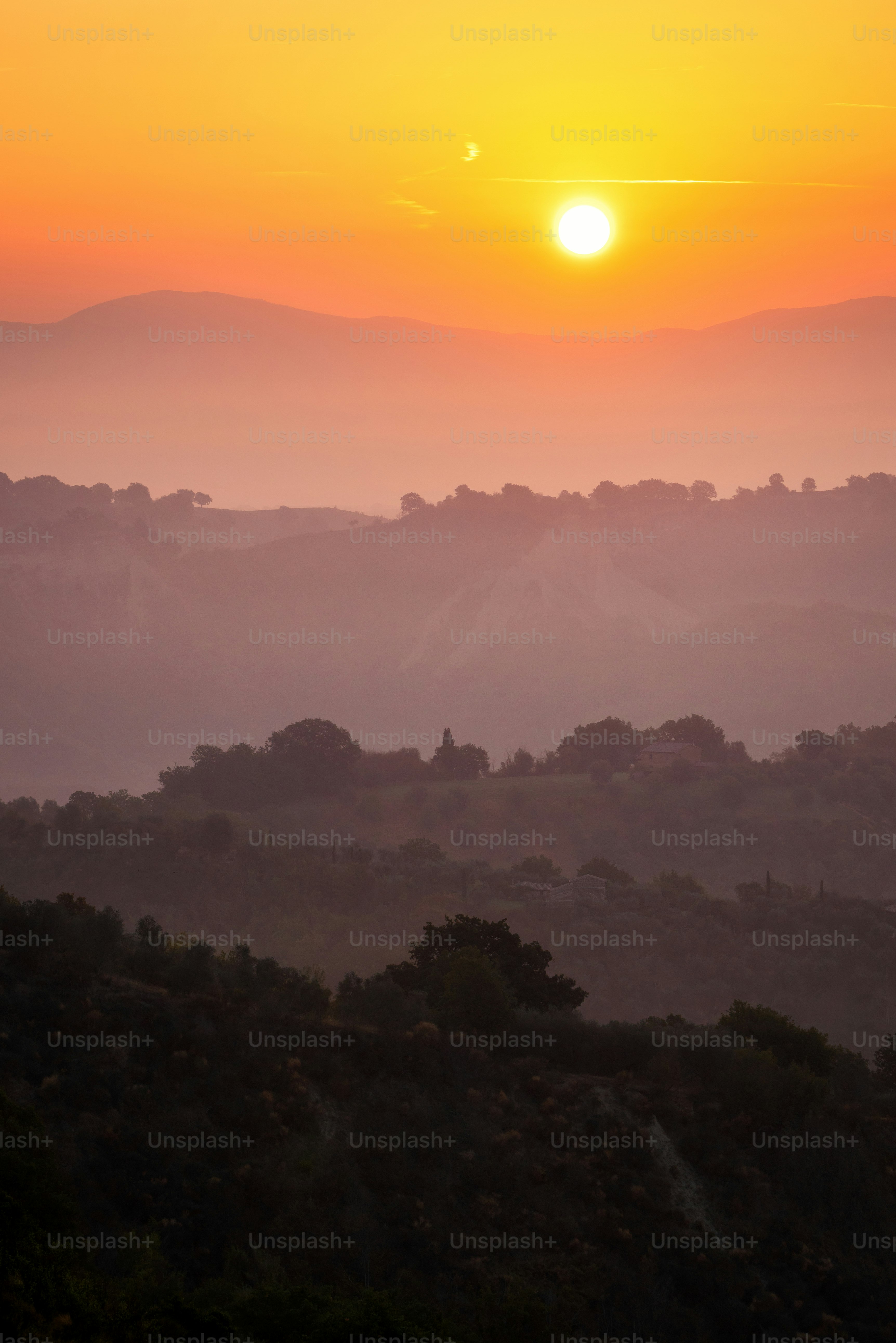 Schöner Sonnenaufgang mit Blick auf die Berglandschaft am Sommermorgen.