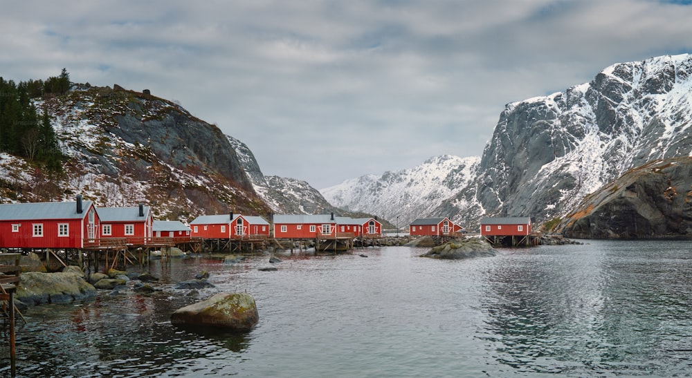冬のヌスフィヨルドの本格的な漁村のパノラマ。ロフォーテン諸島、ノルウェー