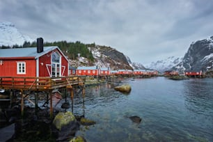 Nusfjord autêntica vila de pescadores com casas tradicionais de rorbu vermelho no inverno. Ilhas Lofoten, Noruega