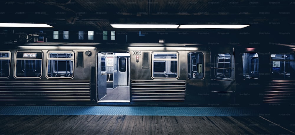 Treno di notte alla stazione di Chicago.