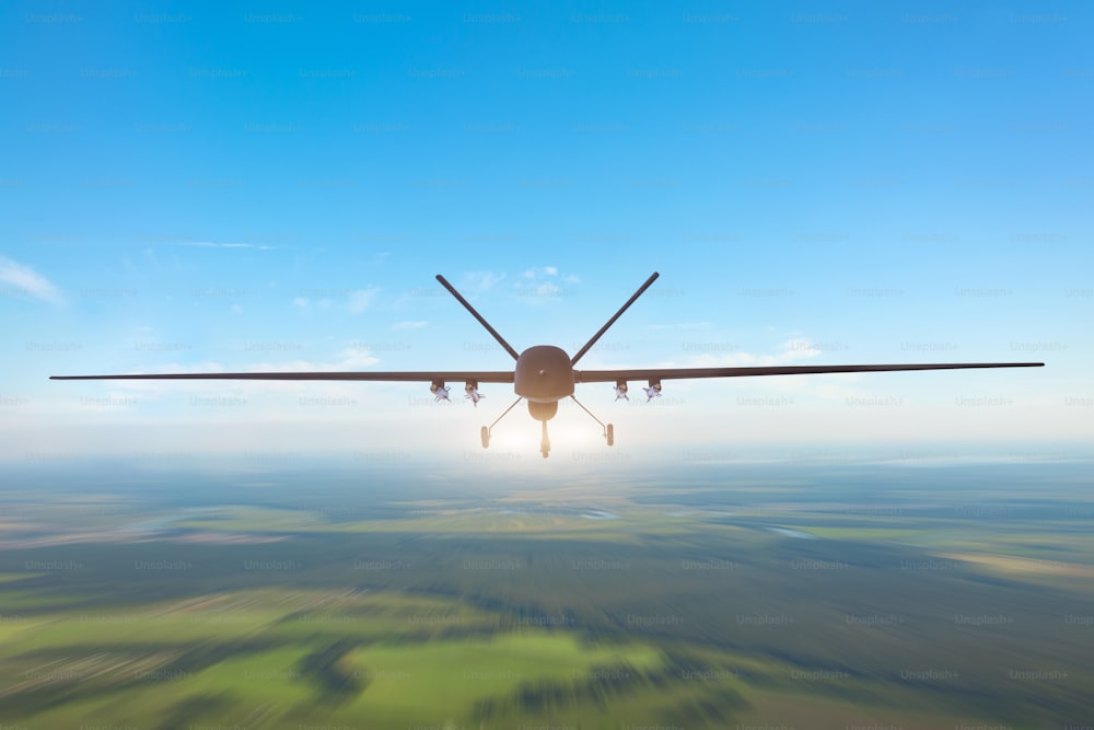 Drones militares no tripulados patrullan el territorio, sobrevolando el terreno. La vista es de frente