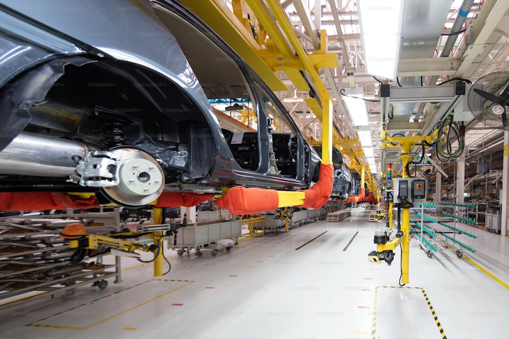 Automatisierte Auto-Montagelinie. Werk der Automobilindustrie. Shop für Produktion und Montage von Maschinen Bottom View