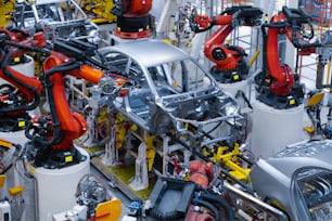 신차의 조립 라인 생산. 생산 라인에서 차체의 자동 용접. 자동차 생산 라인의 로봇 팔이 작동합니다.