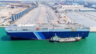 조감도 항구에 있는 주차장에 순항하는 차량 운반선 선박 또는 세계전반으로 선박 수출을 기다리는 제조.