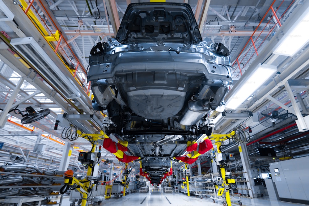 Línea de producción de automóviles moderna, equipos de producción automatizados. Taller para el montaje de coches nuevos y modernos. La forma de ensamblaje del automóvil en la línea de ensamblaje en la planta.