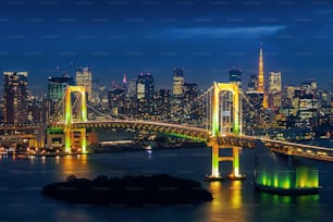 Horizonte de Tokio con el puente del arco iris y la torre de Tokio. Tokio, Japón.