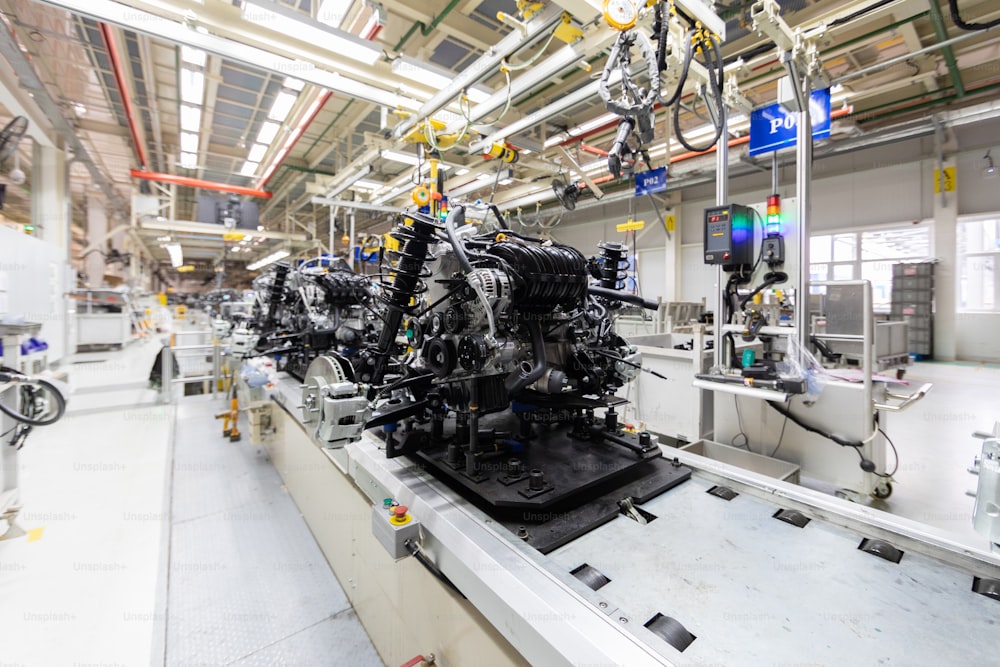 Línea de montaje automatizada de mecánica automotriz. planta de la industria del automóvil