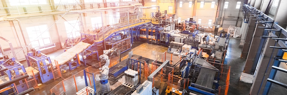 工場ワークショップのインテリアとガラス生産の背景の機械