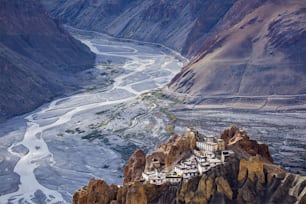 Monasterio de Dhankar encaramado en un acantilado en el Himalaya. Dhankar, Valle de Spiti, Himachal Pradesh, India