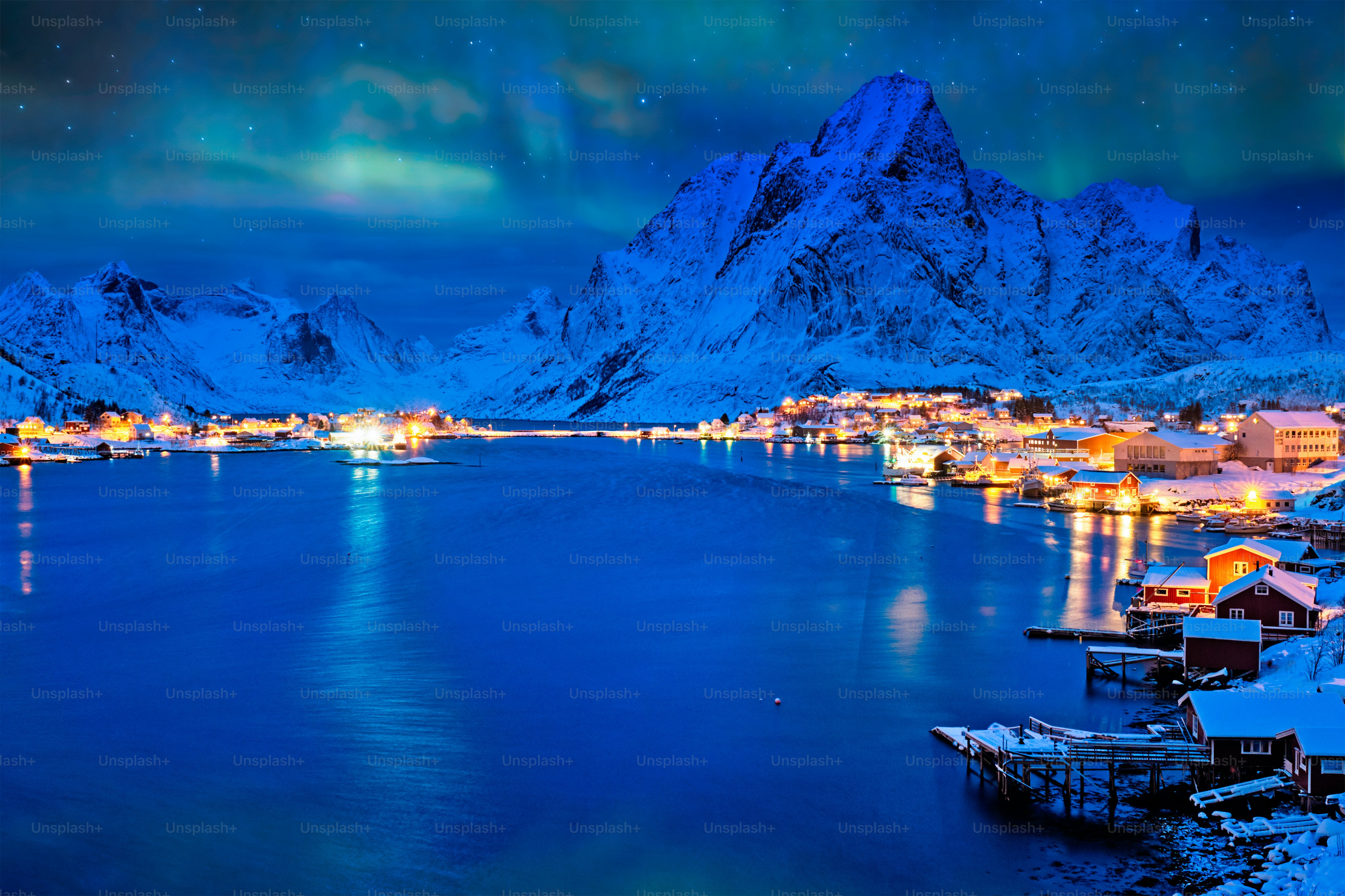 Reine Dorf nachts beleuchtet mit Aurora Borealis. Lofoten, Norwegen
