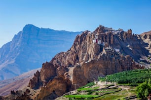 Dhankar gompa (Kloster) auf einer Klippe im Himalaya. Dhankar, Spiti-Tal, Himachal Pradesh, Indien