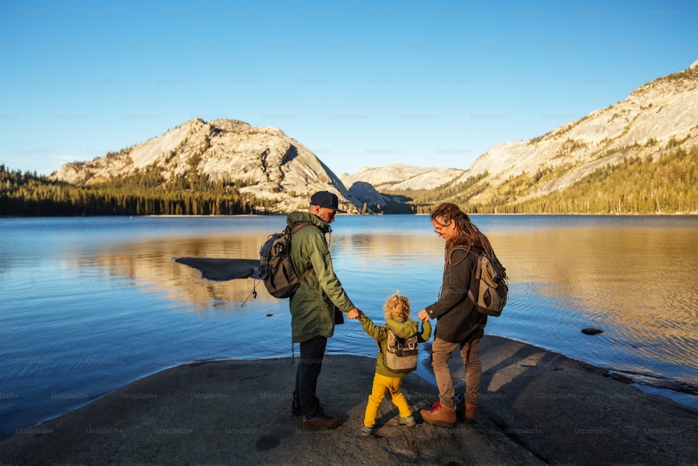 Feliz visita familiar el parque nacional de Yosemite en California