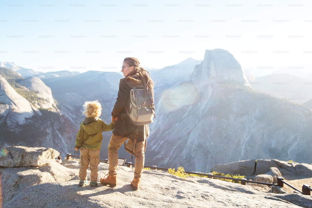 Une mère et son fils visitent le parc national de Yosemite en Californie