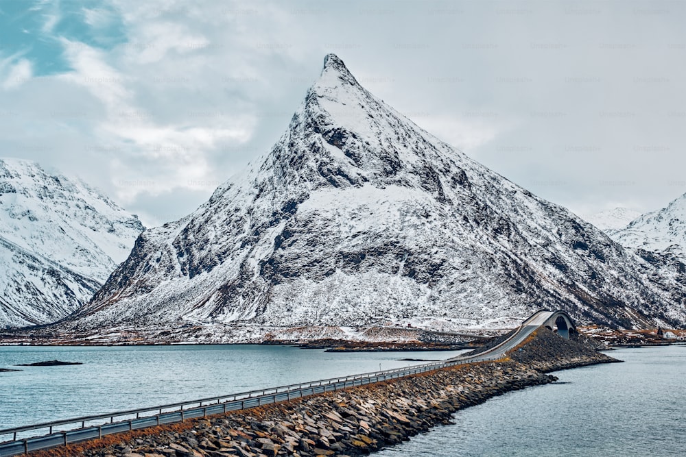 冬のフレドヴァング橋。ロフォーテン諸島、ノルウェー