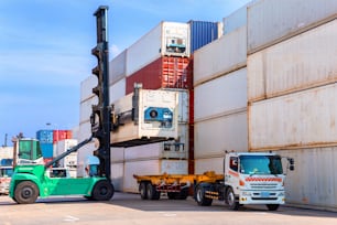 Gabelstapler laden Container auf den LKW im Lager für Logistikversand, Import Export oder Transport.