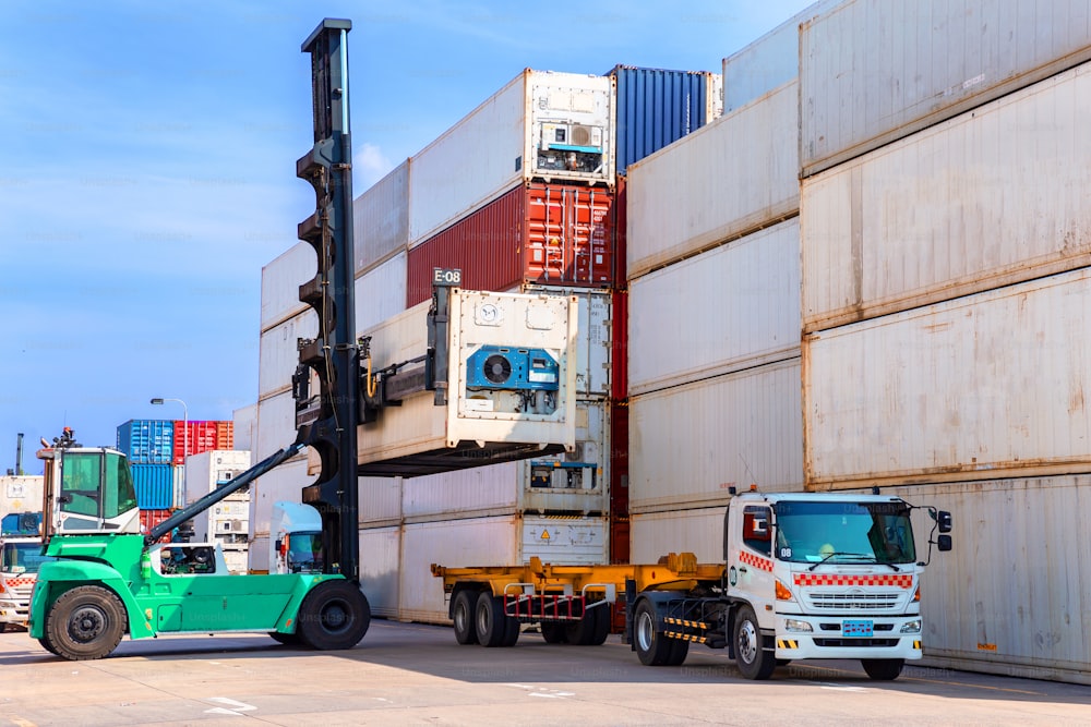 Chariot élévateur chargeant le conteneur au camion dans l’entrepôt pour l’expédition logistique, l’importation, l’exportation ou le transport.