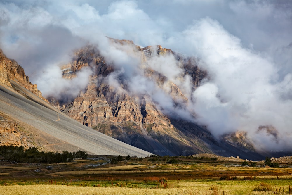 Nuvens e montanhas no Vale de Spiti, Himachal Pradesh, Índia