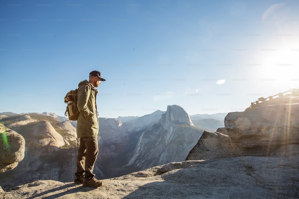 Escursionista visita il parco nazionale di Yosemite in California