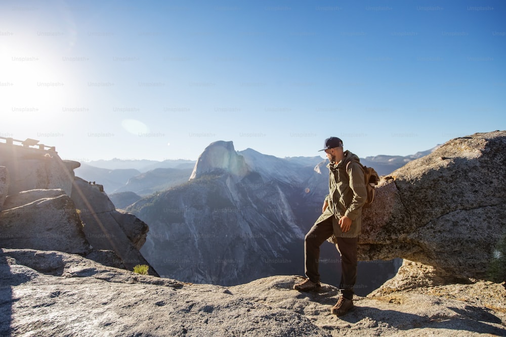 Escursionista visita il parco nazionale di Yosemite in California